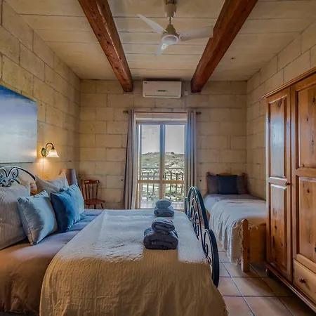 Dgolden Views Farmhouse * Xagħra